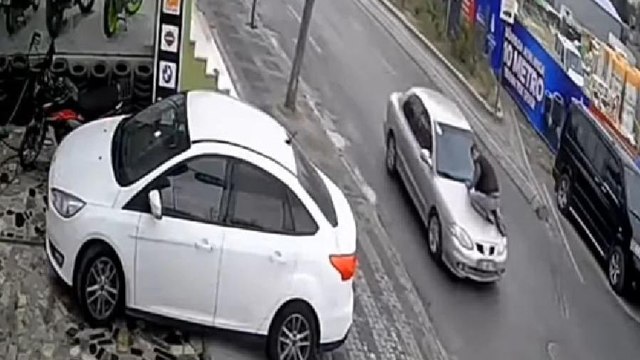 Ümraniye'de kaçan sürücüyü kaputa çıkarak durdurmaya çalıştı