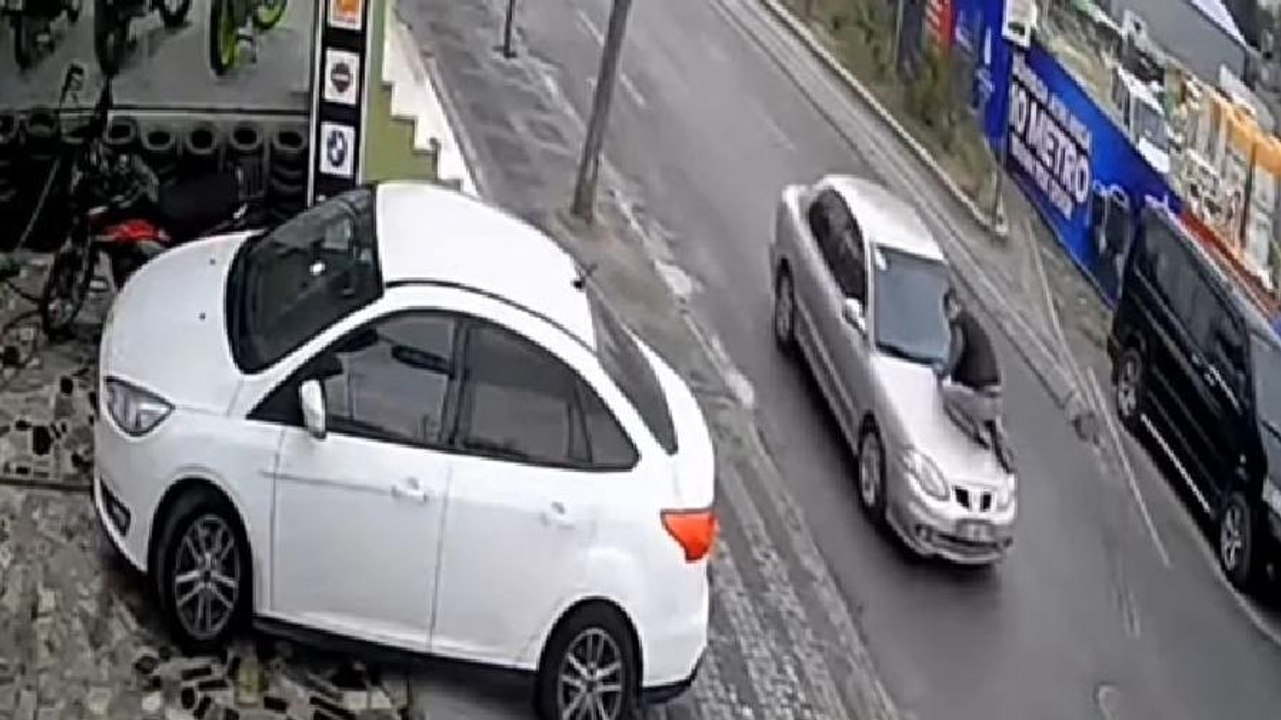 Ümraniye'de kaçan sürücüyü kaputa çıkarak durdurmaya çalıştı