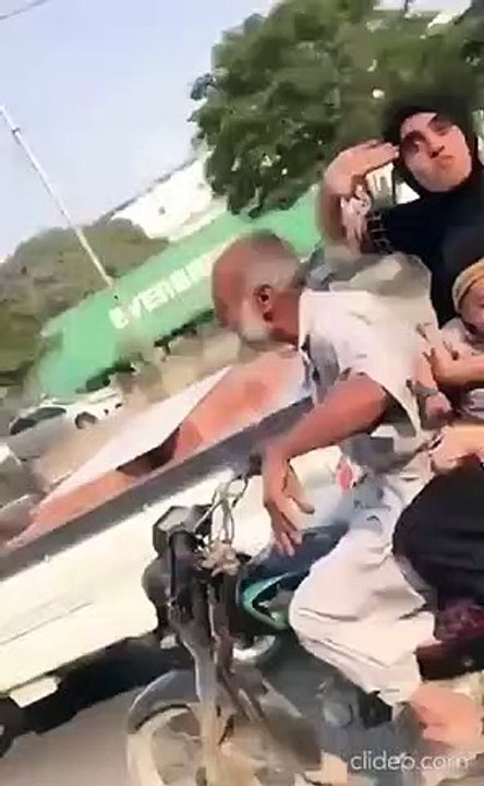 Petite sortie à moto en famille... ils sont fous