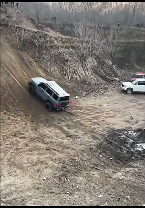 Grimper une montagne en 4X4. Il y était presque...
