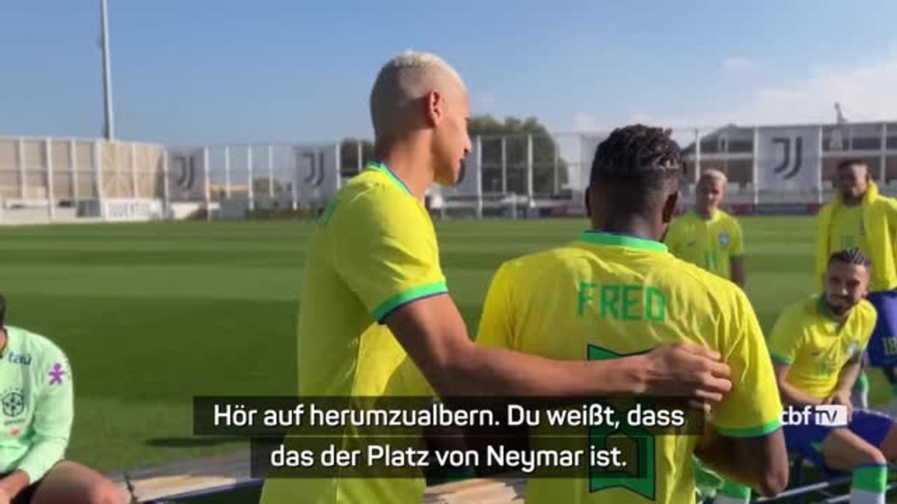 Richarlison hilft Fred auf seinen Platz