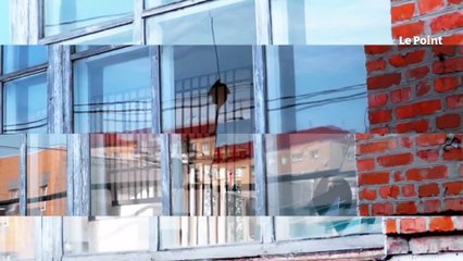 La balle d’un chasseur frôle un père et son bébé dans leur cuisine