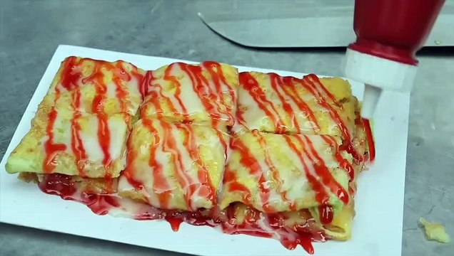 Eggs & Bananas! The Most Popular Rotti Lady in Bangkok - Thai Street Food 8