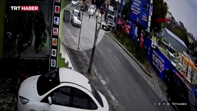 Kaçan sürücüyü kaputa çıkarak durdurmaya çalıştı