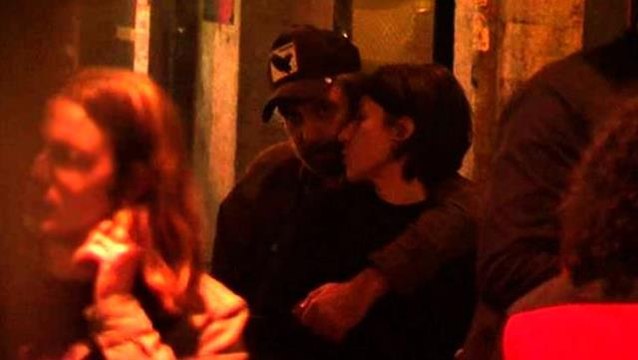 Bakışlara aldırış etmeyen Nejat İşler kız arkadaşıyla sarmaş dolaş görüntülendi