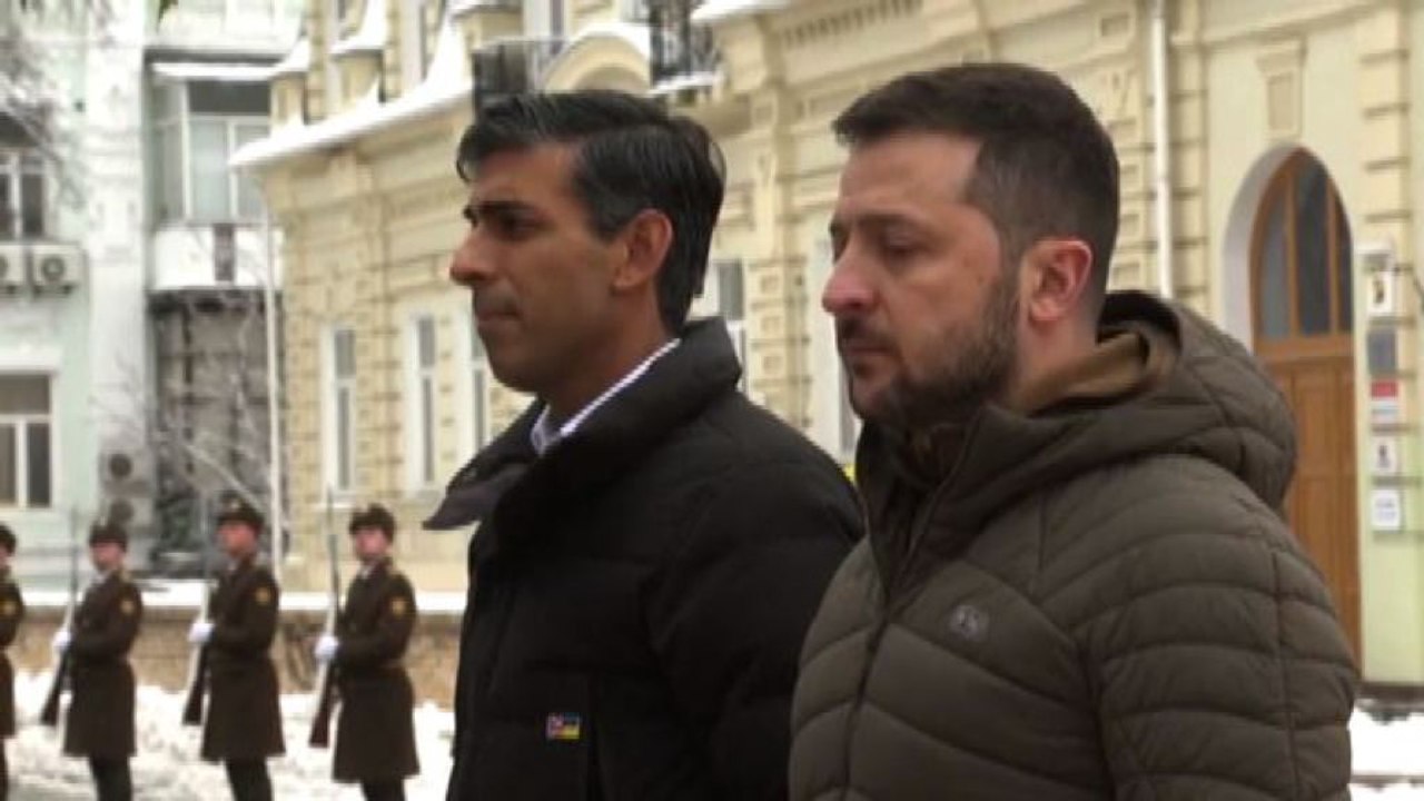 Zelensky e premier Gb Sunak rendono omaggio ai caduti ucraini