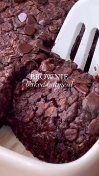 bookmark this vegan BROWNIE BAKED OATMEAL ✨follow _vegan_recipes_just for more vegan recipes___Recipes by _healthygirlkitchen__Ingredients__2 cups coconut or almond milk (not canned)_1_2 cup maple syrup_1_3 cup peanut butter_1 tsp (vid