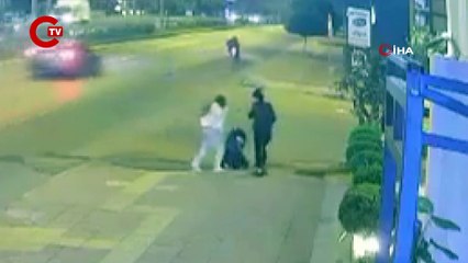 Yolda yürüyen genç kızlara motosikletli saldırı! Gözüne isabet etti