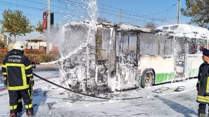 Seyir halindeki halk otobüsü alev alev yandı