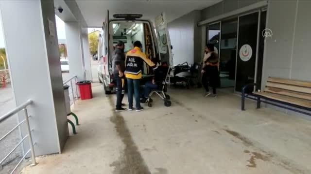 Devrilen hafif ticari araçtaki 3 kişi yaralandı