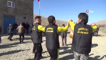 Bayburt ve Erzurum arasında oynan cirit maçı renkli görüntülere sahne oldu