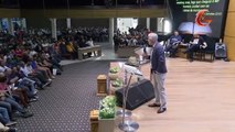 Pastor é criticado por usar calça muito colada em pregação