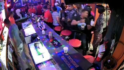 Con fusil en mano, un coronel de la PN cierra establecimiento en San Francisco de Macorís