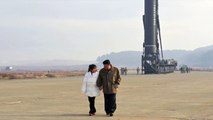 Kim Jong Un con la figlia a vedere un lancio missilistico: è la loro prima apparizione in pubblico
