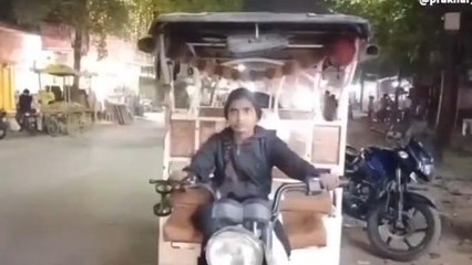 लड़की हूँ लड़ सकती हूँ: परिवार का पेट पालने को सड़कों पर फर्राटा भरना मजबूरी, अब बन गई मिसाल