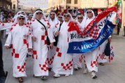جماهير كرواتيا تخطف الأنظار في شوارع قطر بالزي الخليجي