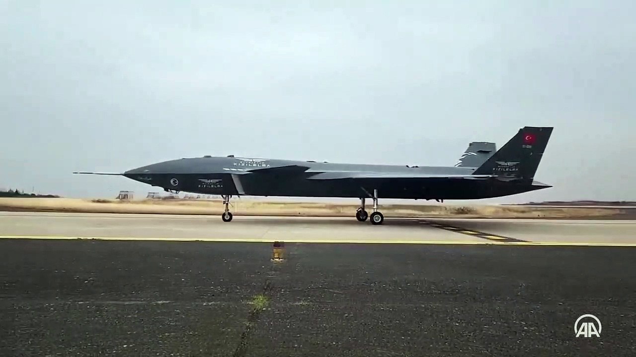Türkiye'nin ilk insansız savaş uçağı Bayraktar KIZILELMA Taksi ve Koşu Testi'ni başarıyla tamamladı