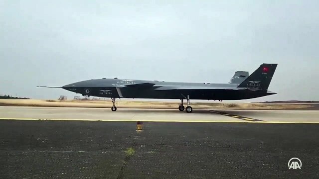 Türkiye'nin ilk insansız savaş uçağı Bayraktar KIZILELMA Taksi ve Koşu Testi'ni başarıyla tamamladı