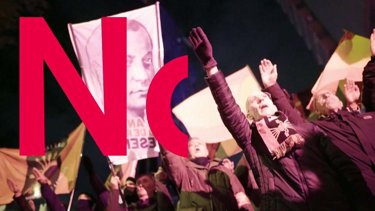 500 Anhänger der faschistischen Falangisten-Bewegung marschieren in Madrid