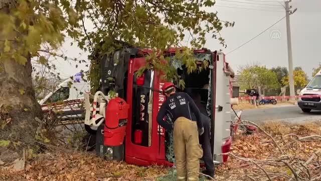 Tire'de yangına giden itfaiye aracının devrilmesi sonucu 3 itfaiye eri yaralandı