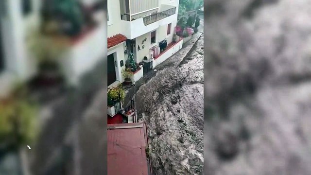 Nubifragio alle Eolie, strade invase da fango e detriti