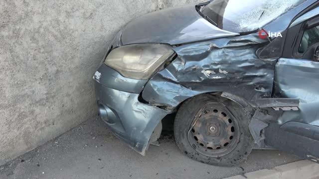 Arkadan çarptığı aracı duvara sıkıştırdı: 3 yaralı