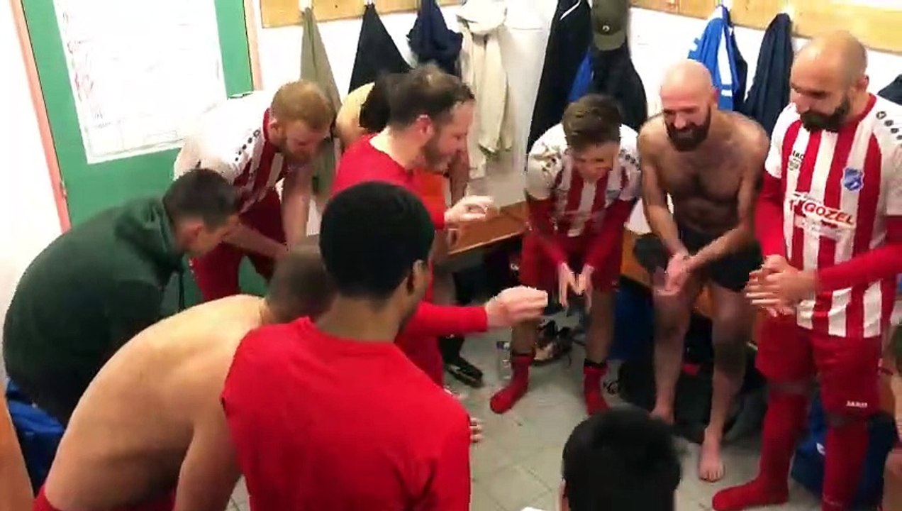 Hadi à la baguette pour la célébration de la victoire après un match accroché sur un terrain très gras (3-2). Les buteurs : Domi - CSC St Amarin et Teddy