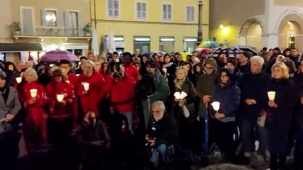 Tải video: Omicidio Fano, folla di persone alla fiaccolata per Anastasiia