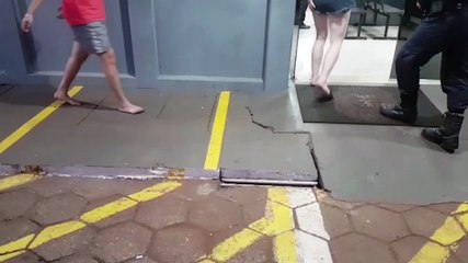 Motorista é flagrado fazendo 'cavalo de pau', abandona o carro e duas adolescentes