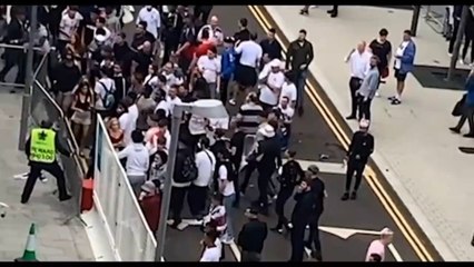 Скачать видео: 8 Thousand Arsenal Fans Are Attacked By 15 Millwall Hooligans.