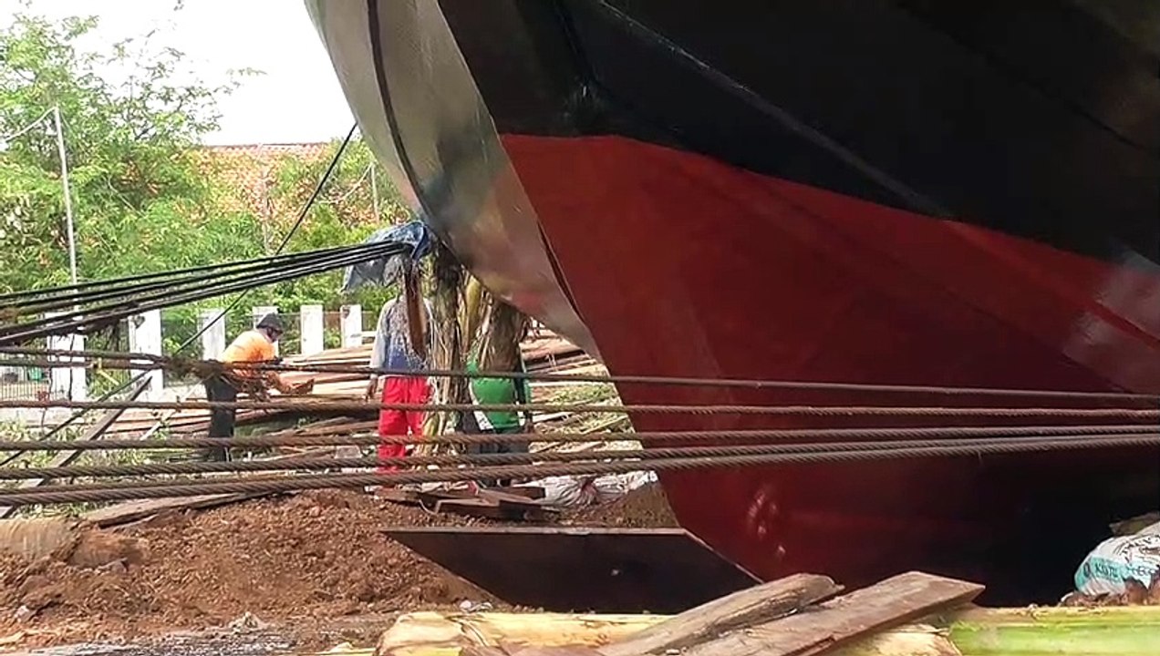 Menegangkan Cara Menurunkan Kapal Nelayan Jumbo Ke Kali lewati Jalan Aspal