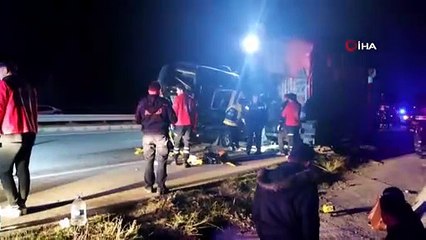 Oyuncuları taşıyan minibüs kaza yaptı: 3 ölü, 8 yaralı