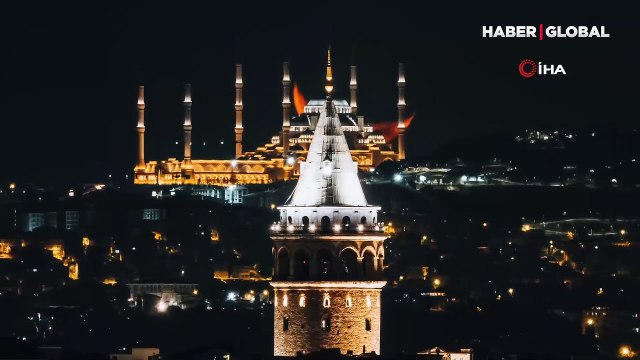 İstanbul'da eşine az rastlanır ay manzarası: Çamlıca Cami, Galata Kulesi ve hilal aynı karede buluştu
