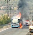 Diyarbakır'da belediye otobüsü seyir halinde alev alev yandı
