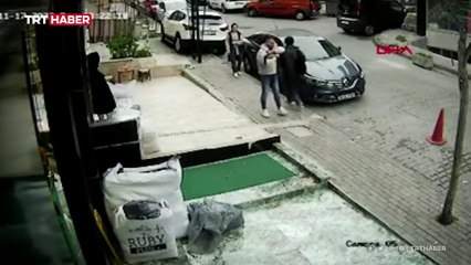 3. kattan düşen kediyi havada yakaladı