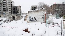 Ukrayna'da savaşın yıktığı binalarda Banksy grafitileri
