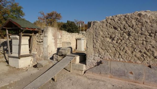 ALEXANDRİA TROAS ANTİK KENTİ'NDE 2 BİN YILLIK ODEİON YAPISININ DUVARI ESKİ GÖRÜNÜMÜNE KAVUŞUYOR