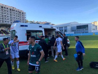 Burnu kırılan futbolcu sahadan ambulans ile çıkartıldı