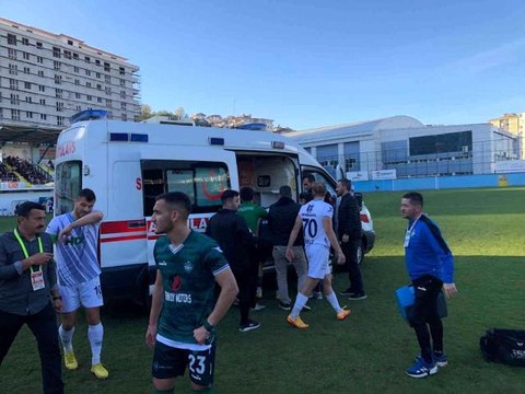 Burnu kırılan futbolcu sahadan ambulans ile çıkartıldı