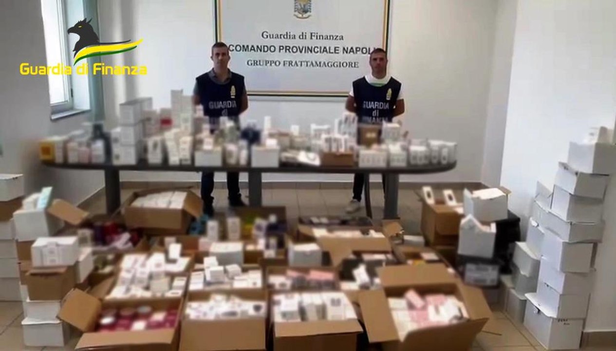 Profumi falsi, sequestrati 28mila prodotti nell'area nord di Napoli (21.11.22)