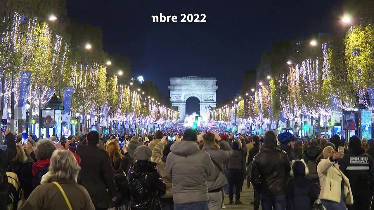 Paris : coup d'envoi des illuminations de Noël sur les Champs-Elysées