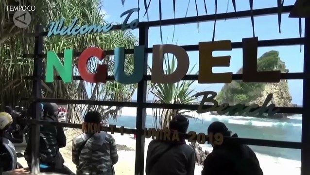 Pesona Ombak yang Tenang di Pantai Ngudel