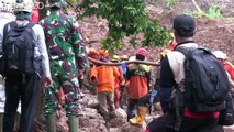 Korban Longsor Sumedang Ditemukan Berdekatan di Lokasi Hajatan, 16 Masih Dicari