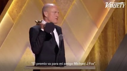 Woody Harrelson entrega a Michael J Fox un Oscar honorífico