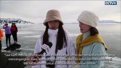 Melihat Penampakan Gelembung Es di Danau Beku