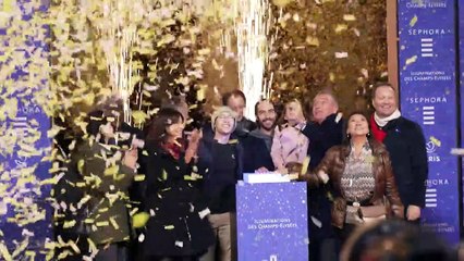 Champs-Élysées in Paris erstrahlen im Lichterglanz