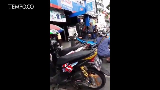 Begini Detik-detik Warga Serang Pelaku Pembacokan di Senen