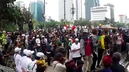 Perusuh Demo 1310 Omnibus Law Diduga Lemparkan Cairan Kimia ke Arah Polisi