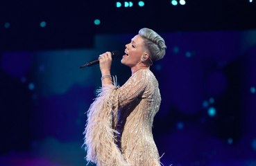 Pink pays tribute to Dame Olivia Newton-John at AMAs with performance of 'Hopelessly Devoted To You'