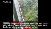 Viral, Pria Bergelantungan di Tiang Jembatan Rel Kereta, Ini Respons Warganet